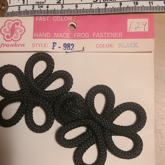Black Frog Fastener Set - Picture 2 of 4